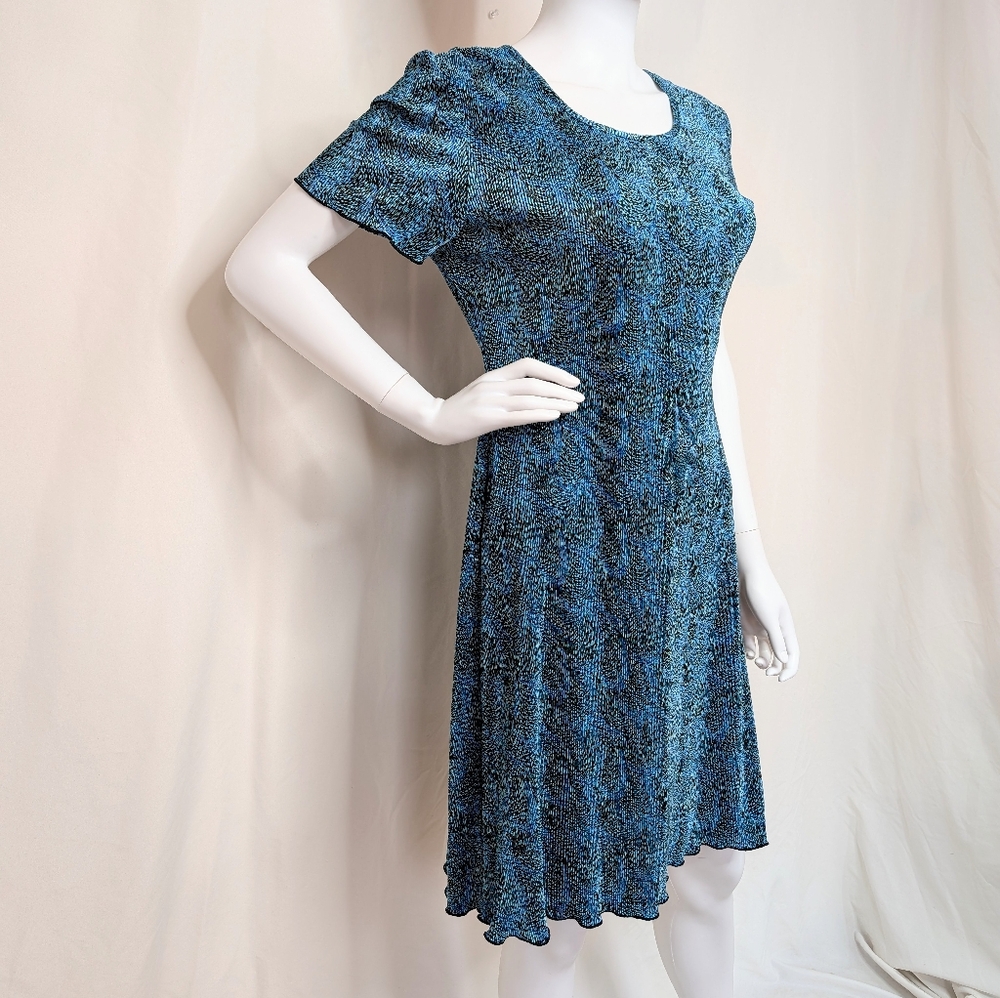 90s Blue & Black Abstract Satiny Crinkle Micro Pleated Short Sleeve Midi Dress - Picture 4 of 7